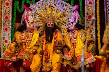 Gaziabad, Uttar Pradesh, Hindistan - 27 Eylül 2022: Ramlila 'da ramayana karakterini canlandıran sanatçı.