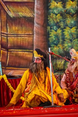 Gaziabad, Uttar Pradesh, Hindistan - 27 Eylül 2022: Ramlila 'da ramayana karakterini canlandıran sanatçı.