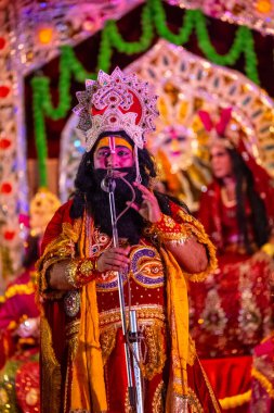 Gaziabad, Uttar Pradesh, Hindistan - 27 Eylül 2022: Ramlila 'da ramayana karakterini canlandıran sanatçı.