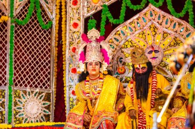 Gaziabad, Uttar Pradesh, Hindistan - 27 Eylül 2022: Ramlila 'da ramayana karakterini canlandıran sanatçı.
