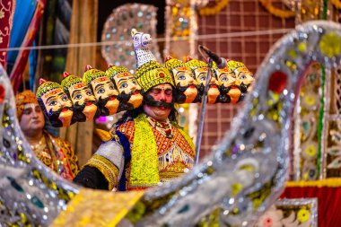 Gaziabad, Uttar Pradesh, Hindistan - 27 Eylül 2022: Ramlila 'da ramayana karakterini canlandıran sanatçı.