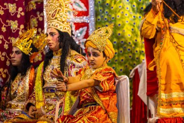 Gaziabad, Uttar Pradesh, Hindistan - 27 Eylül 2022: Ramlila 'da ramayana karakterini canlandıran sanatçı.
