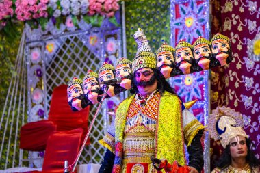 Gaziabad, Uttar Pradesh, Hindistan - 27 Eylül 2022: Ramlila 'da ramayana karakterini canlandıran sanatçı.