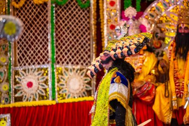 Gaziabad, Uttar Pradesh, Hindistan - 27 Eylül 2022: Ramlila 'da ramayana karakterini canlandıran sanatçı.