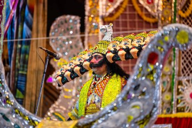 Gaziabad, Uttar Pradesh, Hindistan - 27 Eylül 2022: Ramlila 'da ramayana karakterini canlandıran sanatçı.