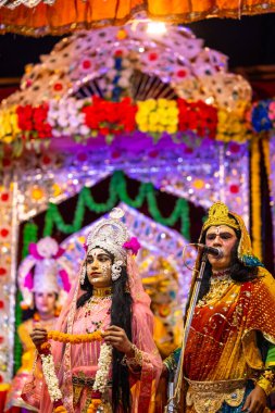 Gaziabad, Uttar Pradesh, Hindistan - 27 Eylül 2022: Ramlila 'da ramayana karakterini canlandıran sanatçı.