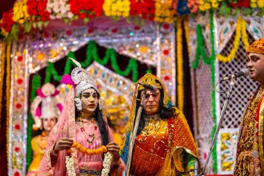 Gaziabad, Uttar Pradesh, Hindistan - 27 Eylül 2022: Ramlila 'da ramayana karakterini canlandıran sanatçı.