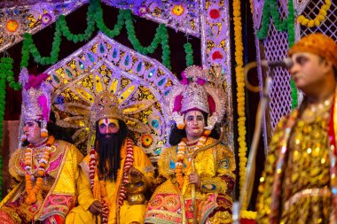 Gaziabad, Uttar Pradesh, Hindistan - 27 Eylül 2022: Ramlila 'da ramayana karakterini canlandıran sanatçı.