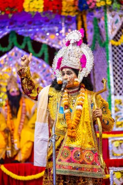 Gaziabad, Uttar Pradesh, Hindistan - 27 Eylül 2022: Ramlila 'da ramayana karakterini canlandıran sanatçı.