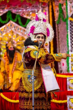Gaziabad, Uttar Pradesh, Hindistan - 27 Eylül 2022: Ramlila 'da ramayana karakterini canlandıran sanatçı.