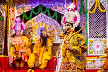Gaziabad, Uttar Pradesh, Hindistan - 27 Eylül 2022: Ramlila 'da ramayana karakterini canlandıran sanatçı.