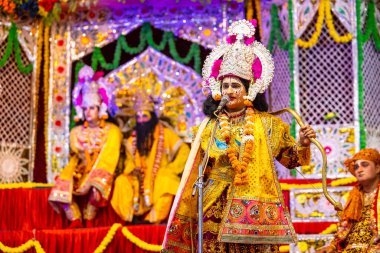Gaziabad, Uttar Pradesh, Hindistan - 27 Eylül 2022: Ramlila 'da ramayana karakterini canlandıran sanatçı.