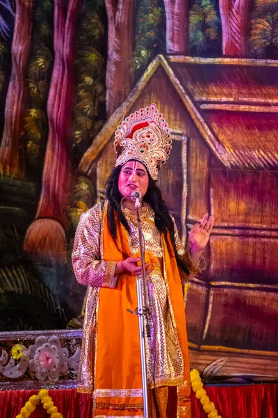 Gaziabad, Uttar Pradesh, Hindistan - 27 Eylül 2022: Ramlila 'da ramayana karakterini canlandıran sanatçı.