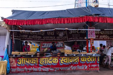 Gaziabad, Uttar Pradesh, Hindistan - 05 Ekim 2022: Geceleyin gerçekleşen dussehra fuarı sırasında turistler panayırda ortak tekerlek sürüşünün keyfini çıkarıyorlar.