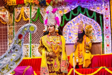 Gaziabad, Uttar Pradesh, Hindistan - 27 Eylül 2022: Alacakaranlık Festivali sırasında Ramlila 'da ramayana karakterini canlandıran sanatçı.