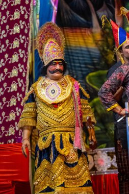 Gaziabad, Uttar Pradesh, Hindistan - 27 Eylül 2022: Ramlila 'da ramayana karakterini canlandıran sanatçı.
