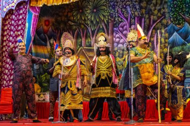 Gaziabad, Uttar Pradesh, Hindistan - 27 Eylül 2022: Ramlila 'da ramayana karakterini canlandıran sanatçı.