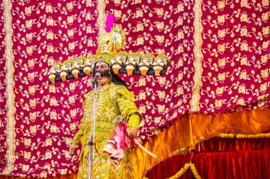 Gaziabad, Uttar Pradesh, Hindistan - 27 Eylül 2022: Ramlila 'da ramayana karakterini canlandıran sanatçı.