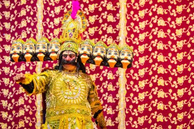 Gaziabad, Uttar Pradesh, Hindistan - 27 Eylül 2022: Ramlila 'da ramayana karakterini canlandıran sanatçı.