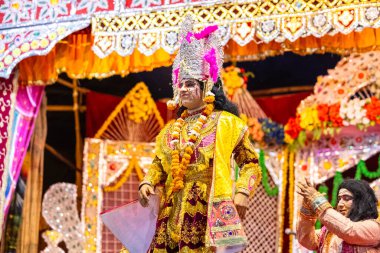 Gaziabad, Uttar Pradesh, Hindistan - 27 Eylül 2022: Ramlila 'da ramayana karakterini canlandıran sanatçı.