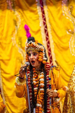 Gaziabad, Uttar Pradesh, Hindistan - 27 Eylül 2022: Ramlila 'da ramayana karakterini canlandıran sanatçı.