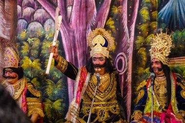 Gaziabad, Uttar Pradesh, Hindistan - 27 Eylül 2022: Ramlila 'da ramayana karakterini canlandıran sanatçı.