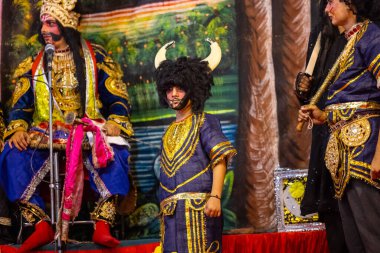 Gaziabad, Uttar Pradesh, Hindistan - 27 Eylül 2022: Ramlila 'da ramayana karakterini canlandıran sanatçı.