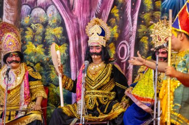 Gaziabad, Uttar Pradesh, Hindistan - 27 Eylül 2022: Ramlila 'da ramayana karakterini canlandıran sanatçı.