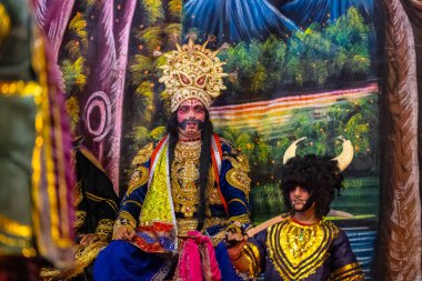 Gaziabad, Uttar Pradesh, Hindistan - 27 Eylül 2022: Ramlila 'da ramayana karakterini canlandıran sanatçı.