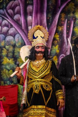 Gaziabad, Uttar Pradesh, Hindistan - 27 Eylül 2022: Ramlila 'da ramayana karakterini canlandıran sanatçı.