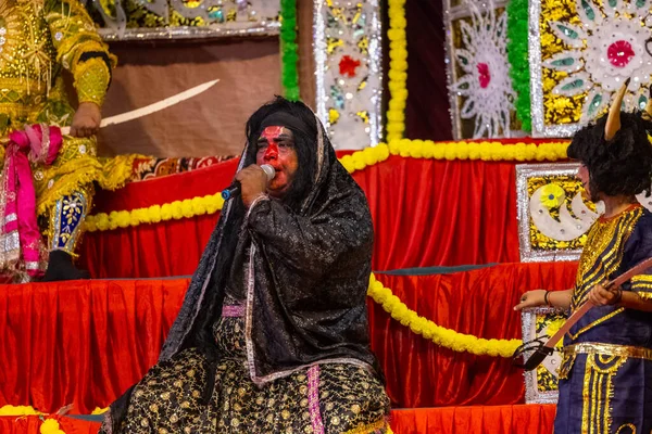 Gaziabad, Uttar Pradesh, Hindistan - 27 Eylül 2022: Ramlila 'da ramayana karakterini canlandıran sanatçı.