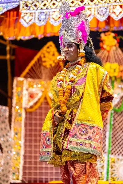 Gaziabad, Uttar Pradesh, Hindistan - 27 Eylül 2022: Ramlila 'da ramayana karakterini canlandıran sanatçı.