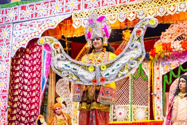 Gaziabad, Uttar Pradesh, Hindistan - 27 Eylül 2022: Ramlila 'da ramayana karakterini canlandıran sanatçı.