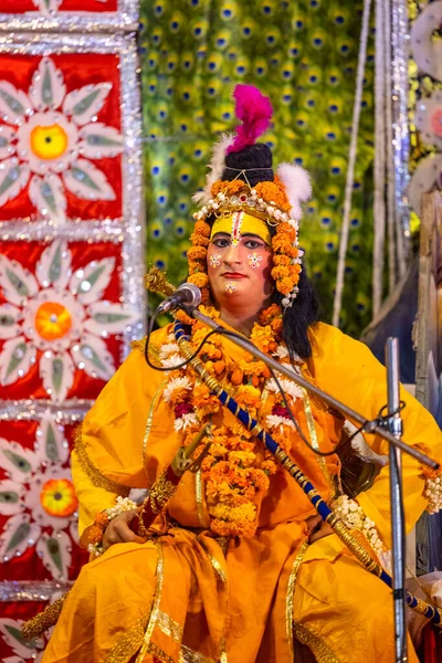 Gaziabad, Uttar Pradesh, Hindistan - 27 Eylül 2022: Ramlila 'da ramayana karakterini canlandıran sanatçı.