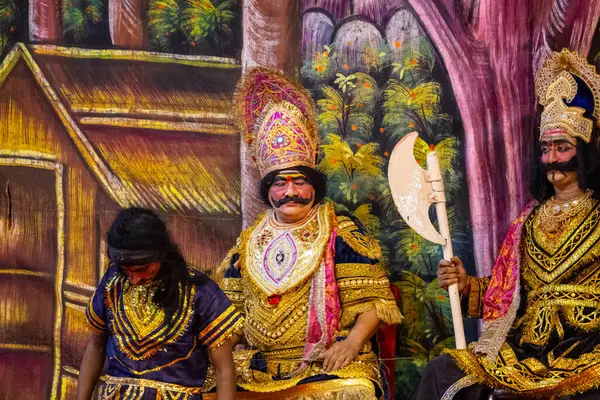 Gaziabad, Uttar Pradesh, Hindistan - 27 Eylül 2022: Ramlila 'da ramayana karakterini canlandıran sanatçı.