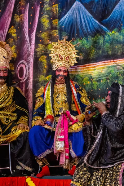 Gaziabad, Uttar Pradesh, Hindistan - 27 Eylül 2022: Ramlila 'da ramayana karakterini canlandıran sanatçı.