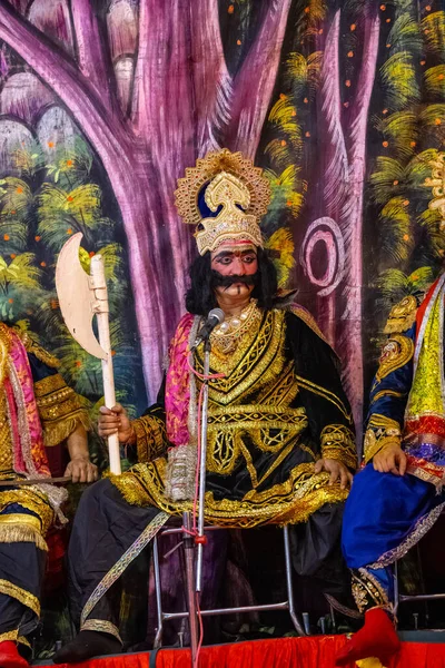 Gaziabad, Uttar Pradesh, Hindistan - 27 Eylül 2022: Ramlila 'da ramayana karakterini canlandıran sanatçı.