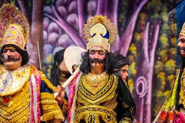 Gaziabad, Uttar Pradesh, Hindistan - 27 Eylül 2022: Ramlila 'da ramayana karakterini canlandıran sanatçı.