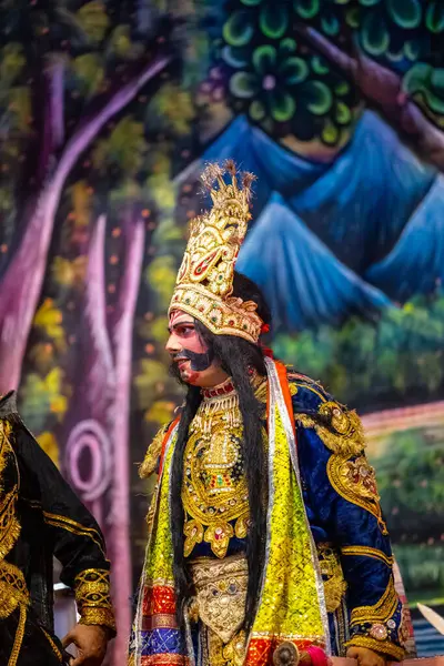 Gaziabad, Uttar Pradesh, Hindistan - 27 Eylül 2022: Ramlila 'da ramayana karakterini canlandıran sanatçı.