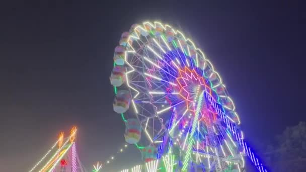 Ghaziabad Uttar Pradesh Ινδία Οκτώβριος 2022 Πολύχρωμο Ferriswheel Βόλτες Νύχτα — Αρχείο Βίντεο