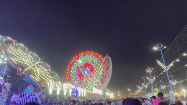 2022年10月5日 印度北方邦加齐亚拉巴德 多姿多彩的摩天轮在德萨赫拉节期间在拉姆莱拉集市 Ramlila Fair 的夜间骑行 — 图库视频影像