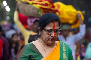 Gaziabad, Uttar Pradesh, Hindistan - 30 Ekim 2022: Chhas Puja, Hintli kadın dindar gün batımında Lord Sun 'a ibadet etmek için nehirde dururken Chhas puja ayini yapıyor..