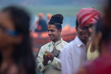 Gaziabad, Uttar Pradesh, Hindistan - 30 Ekim 2022: Chhas Puja, Hintli kadın dindar gün batımında Lord Sun 'a ibadet etmek için nehirde dururken Chhas puja ayini yapıyor..