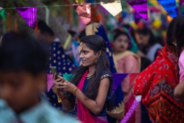 Gaziabad, Uttar Pradesh, Hindistan - 30 Ekim 2022: Chhas Puja, Hintli kadın dindar gün batımında Lord Sun 'a ibadet etmek için nehirde dururken Chhas puja ayini yapıyor..