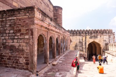 Jodhpur, Rajasthan, Hindistan - 25 Eylül 2021: Mehrangarh Kalesi 'nin gündüz manzaralı mimari manzarası. Jodhpur 'da bir UNESCO Dünya Mirası sahası.