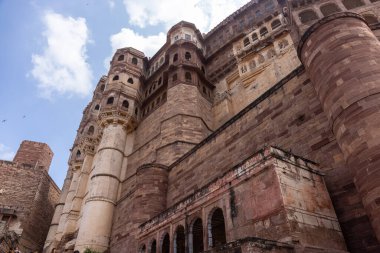 Jodhpur, Rajasthan, Hindistan - 25 Eylül 2021: Mehrangarh Kalesi 'nin gündüz manzaralı mimari manzarası. Jodhpur 'da bir UNESCO Dünya Mirası sahası.