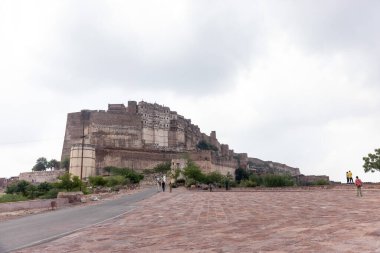Jodhpur, Rajasthan, Hindistan - 25 Eylül 2021: Mehrangarh Kalesi 'nin gündüz manzaralı mimari manzarası. Jodhpur 'da bir UNESCO Dünya Mirası sahası.
