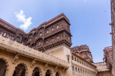 Jodhpur, Rajasthan, Hindistan - 25 Eylül 2021: Mehrangarh Kalesi 'nin gündüz manzaralı mimari manzarası. Jodhpur 'da bir UNESCO Dünya Mirası sahası.