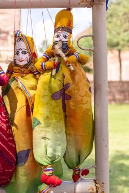 Jodhpur 'daki Hint renkli Rajasthani el yapımı Kuklalar ve El Sanatları ürünleri.