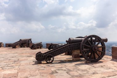 Jodhpur, Rajasthan, Hindistan - 25 Eylül 2021: Mehrangarh Kalesi 'nin gündüz top mermileriyle mimari manzarası. Jodhpur 'daki UNESCO Dünya Mirasları Alanı. 